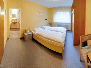 斯图加特斯图加特科那申酒店的一间带大床的卧室和一间浴室