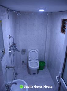 巴克塔普尔Subha Guest House的一间带卫生间和水槽的小浴室