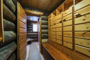 库萨莫Pikku-Junga的木镶板的小木屋走廊
