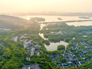 杭州杭州西子湖四季酒店的城市和河流的空中景观