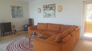 特拉凯Domido Villa的客厅配有沙发和桌子