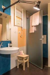 米兰Un posto a Milano - guesthouse all'interno di una cascina del 700的一间带水槽和淋浴的浴室