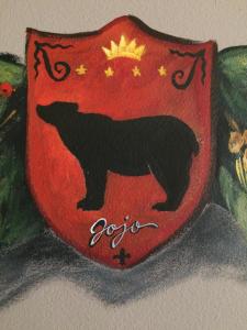 伯伊莱海尔库拉内Pensiunea JOJO的红盾上的黑熊图