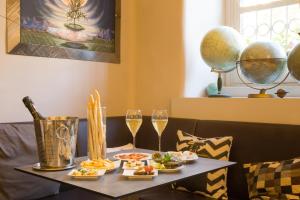 都灵马特奥迪25号酒店的餐桌,带食物盘和酒杯