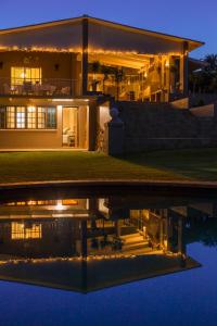 比勒陀利亚La Vida Luka - Luxury Guesthouse的夜晚水中闪烁的灯光
