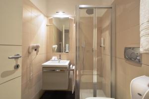 都灵马特奥迪25号酒店的带淋浴、盥洗盆和卫生间的浴室