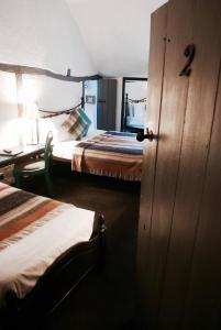 汉普顿茵雅顿白狮旅馆的小房间设有两张床和一张书桌