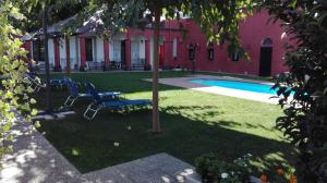 圣科洛马·德法尔噶拉尔特公寓酒店的一个带两把椅子的庭院和一个游泳池