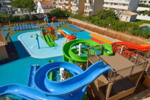 阿尔布费拉3HB Clube Humbria - All Inclusive的一个带水滑梯的大型水上公园