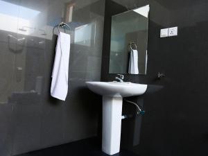 帕西库达Pasikudah Eco Village Hotel的一间带水槽和镜子的浴室