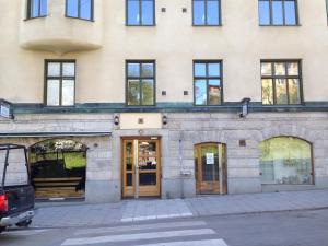 斯德哥尔摩斯德哥尔摩经典经济旅舍的街道上设有门窗的建筑