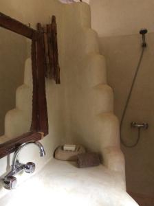 姆布尔Tama Lodge的一间带水槽、镜子和楼梯的浴室