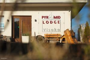 维索科HOTEL Pyramid Lodge的一座建筑物,上面有读到 ⁇ 的心灵小屋和长凳的标志