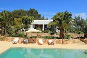 桑玛特德阿巴卡Casa Vilda的一个带游泳池、椅子和房子的度假胜地