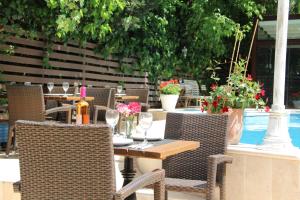 伊斯坦布尔Villa Blanche Hotel SPA & Garden Pool的户外桌椅和酒杯