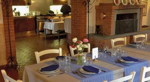 特雷维格里奥巴萨内拉农家乐的一张带蓝白桌布和鲜花的餐桌
