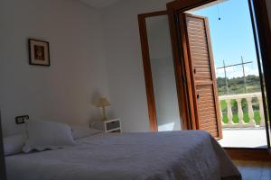 阿耶韦Casa Solatillo的一间卧室设有一张床和一个滑动玻璃门