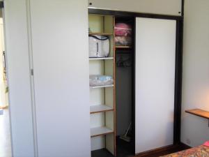 Nouan-le-FuzelierLe Petit Marais n1的一个带白色门和架子的衣柜