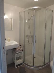 欧迪耶讷La Quincaillerie的带淋浴和盥洗盆的浴室