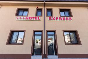 布勒伊拉Express Residence的建筑一侧有标志的酒店