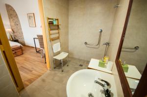 普拉森西亚十字路口山林小屋 的一间带水槽和镜子的浴室以及一间客房