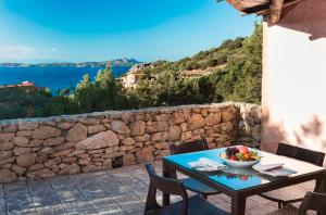 巴哈撒丁岛Residence I Cormorani Alti的露台上的一张桌子和一碗水果