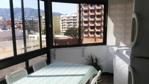 福恩吉罗拉Apartamento junto al puerto de Fuengirola的市景客房 - 带桌子