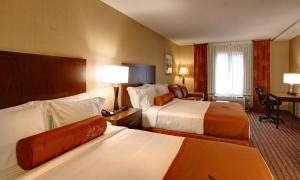奥尔巴尼凤凰套房酒店 客房内的一张或多张床位