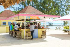 The Settlement阿内加达岛礁酒店的一群人坐在海滩酒吧里