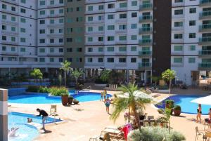 卡达斯诺瓦斯Riviera Park - Achei Ferias的一群人在酒店的游泳池玩耍