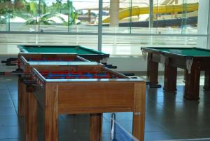 卡达斯诺瓦斯Riviera Park - Achei Ferias的两个台球桌,位于一个有四人围栏的房间