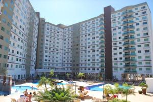 卡达斯诺瓦斯Riviera Park - Achei Ferias的一座带游泳池和度假村的大型建筑