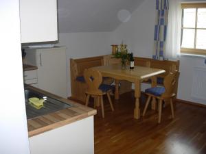 皮恩山口附近施皮塔尔丹巴赫生态休养农家乐的厨房以及带桌椅的用餐室。