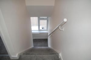 考文垂3 Bedroom Apartment Coventry - Hosted by Coventry Accommodation的带有窗户和楼梯栏杆的楼梯