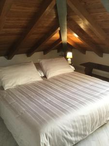 博格利斯科La Mansarda Sul Mare的一张白色大床,配有白色床单和枕头