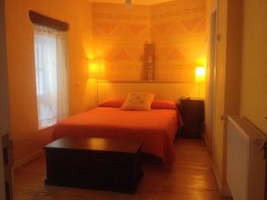 奥尼亚Camino Condal的一间小卧室,配有床和窗户