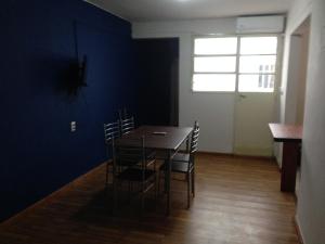 梅塞德斯Apartamento en el centro de mercedes URUGUAY的一间带桌椅和窗户的用餐室