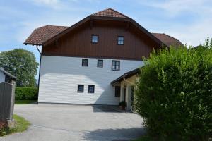 圣吉尔根Appart Weisse Urlauben am Wolfgangsee的白色的大建筑,带有棕色的屋顶
