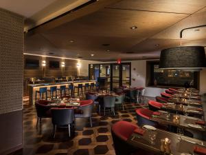 尼亚加拉瀑布Seneca Niagara Resort & Casino的一间带桌椅的餐厅和一间酒吧