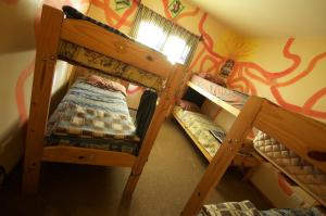 乌斯怀亚克鲁兹德尔苏尔旅馆的一间卧室配有两张双层床。