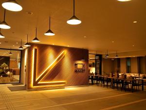 大阪大阪本町酒店的一间有灯的墙壁的餐厅