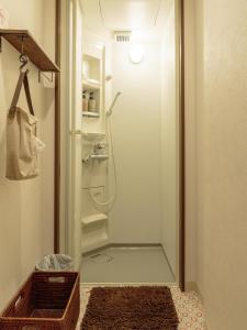 广岛广岛悦动酒店的浴室里设有玻璃门淋浴