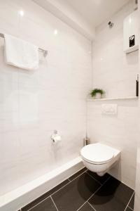 伍珀塔尔安科里布莱提公寓的白色的浴室设有卫生间和浴缸。