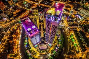 马六甲马六甲瑞园酒店的夜晚城市的空中景观