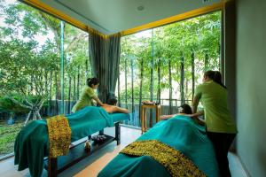 芭东海滩Fusion Suites Phuket Patong的一群人住在一个有床的房间