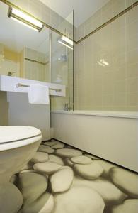 宜必思尚品波尔多机场酒店的一间浴室