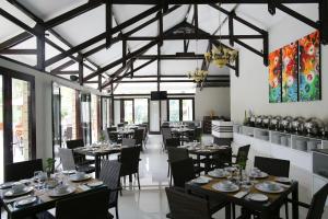 巴图萨马拉度假酒店的用餐室设有桌椅和窗户。