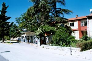 法扎纳安佛拉旅馆的街道边有树的房子
