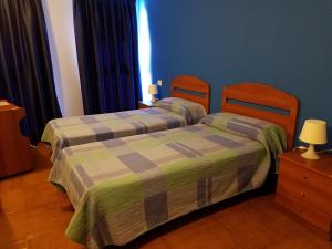 孔德布尼奥尔酒店客房内的一张或多张床位