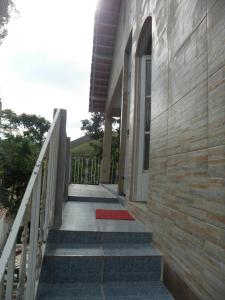 康赛瓦托利亚Casas de Temporada Conservatória的通往红色地毯的建筑的楼梯